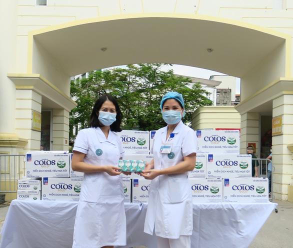 Vinamilk trao tặng 50.000 sản phẩm ColosGold cho con em y bác sĩ tuyến đầu