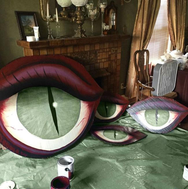 Nghệ sĩ biến ngôi nhà bình thường của cha mẹ thành ngôi nhà quái vật