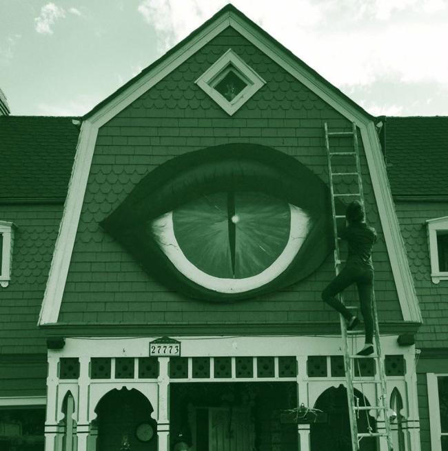 Nghệ sĩ biến ngôi nhà bình thường của cha mẹ thành ngôi nhà quái vật