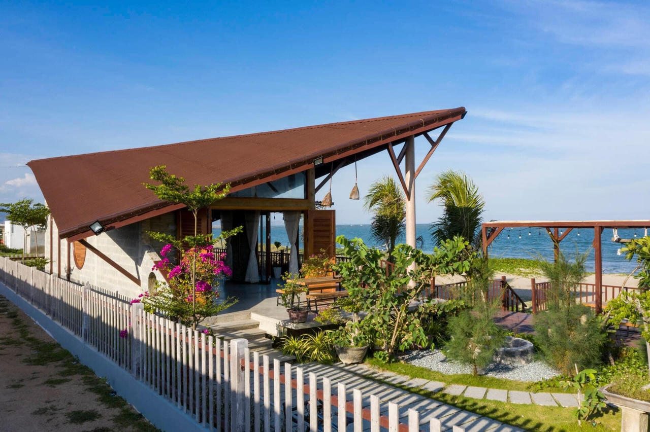 Không gian nhà 1 tầng ở Phan Rang gợi nhớ tuổi thơ của gia chủ xóm chài ven biển