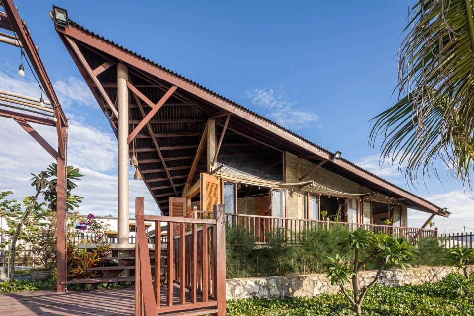 Không gian nhà 1 tầng ở Phan Rang gợi nhớ tuổi thơ của gia chủ xóm chài ven biển