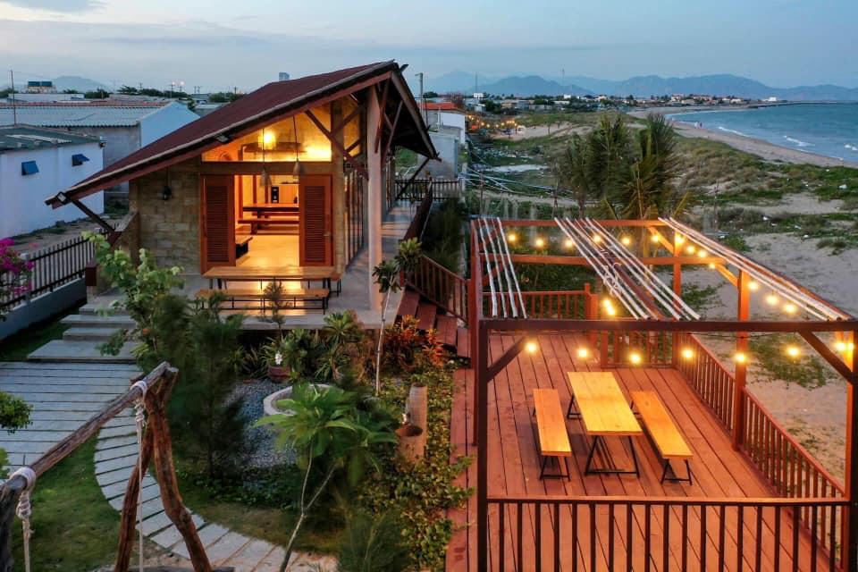 Không gian nhà 1 tầng ở Phan Rang gợi nhớ tuổi thơ của gia chủ xóm chài ven biển