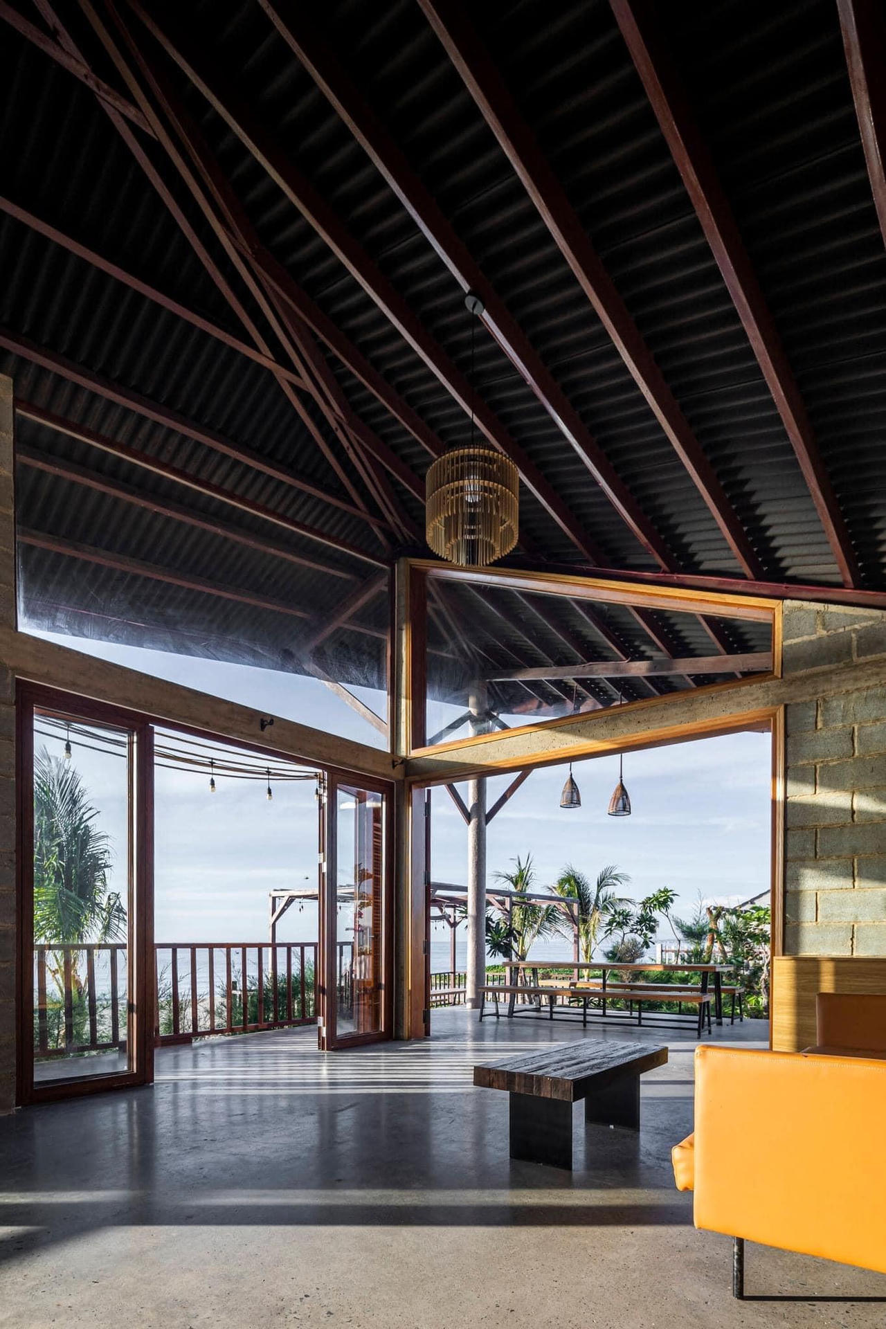 Không gian nhà 1 tầng ở Phan Rang gợi nhớ tuổi thơ của gia chủ xóm chài ven biển