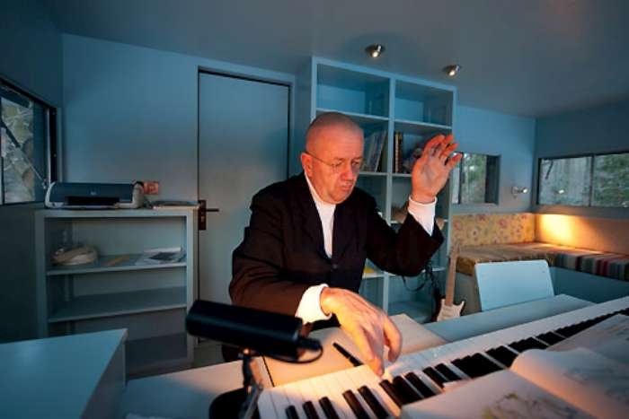 Ngỡ ngàng trước ngôi nhà được ngụy trang bằng đống củi