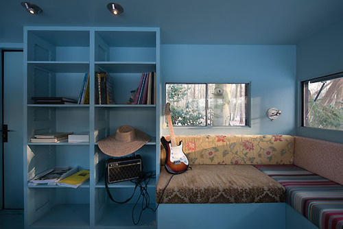 Ngỡ ngàng trước ngôi nhà được ngụy trang bằng đống củi