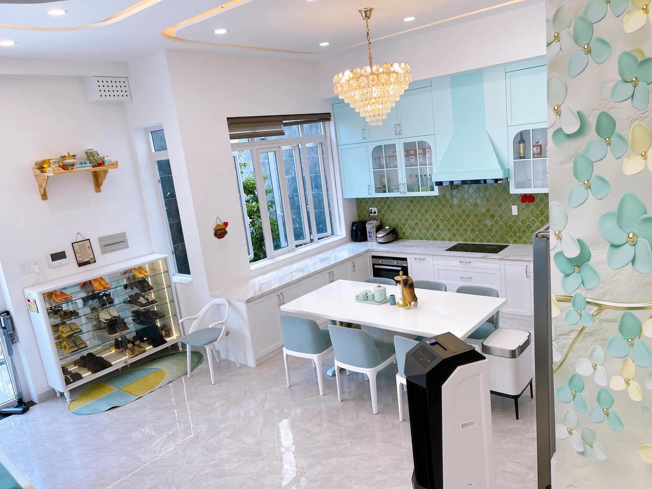 Ngôi nhà tông xanh lạ mắt, riêng tiền làm nội thất đã gần 2 tỷ đồng