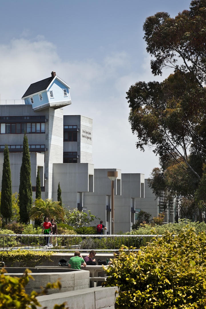 Ngỡ ngàng trước ngôi nhà “sa ngã” tại Đại học California San Diego