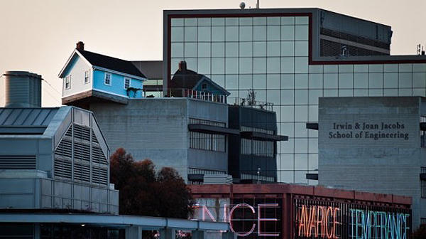 Ngỡ ngàng trước ngôi nhà “sa ngã” tại Đại học California San Diego