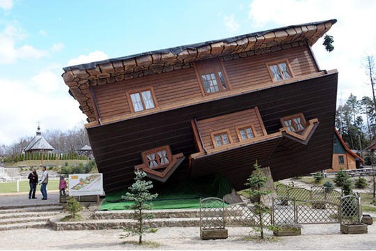 Những ngôi nhà lộn ngược có kiến trúc độc đáo trên thế giới