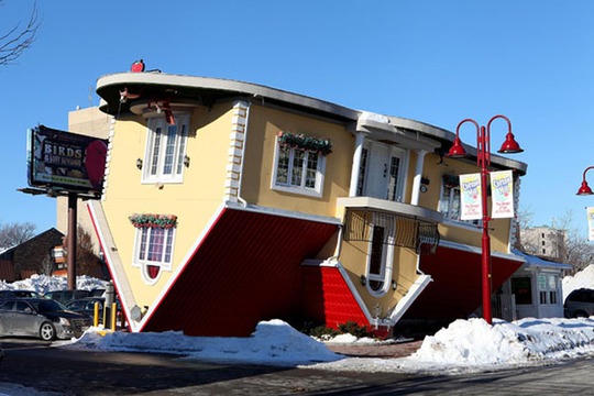 Những ngôi nhà lộn ngược có kiến trúc độc đáo trên thế giới