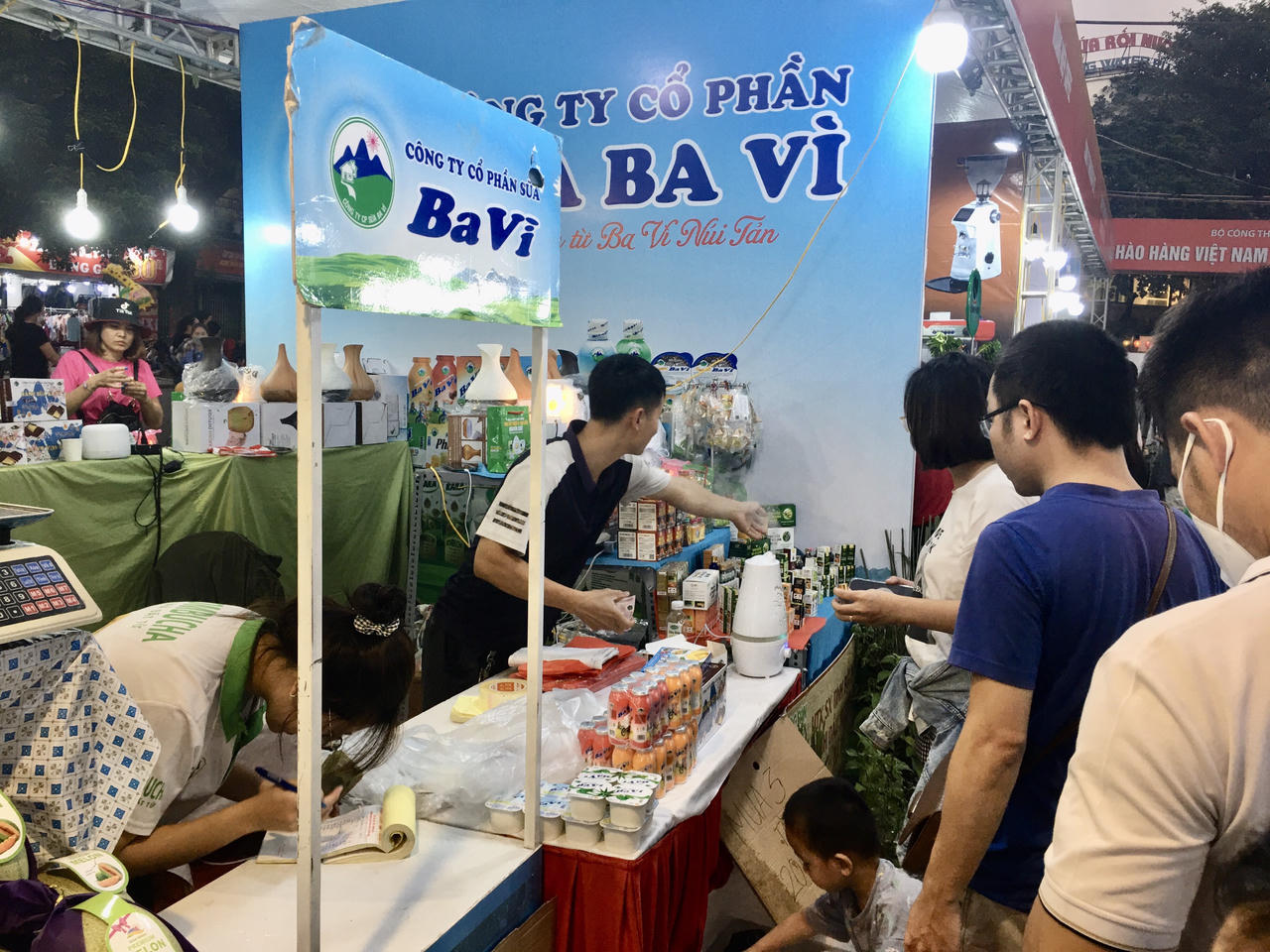 Lễ hội 'Tự hào hàng Việt Nam', 'Tinh hoa hàng Việt Nam' thu hút đông người dân, du khách