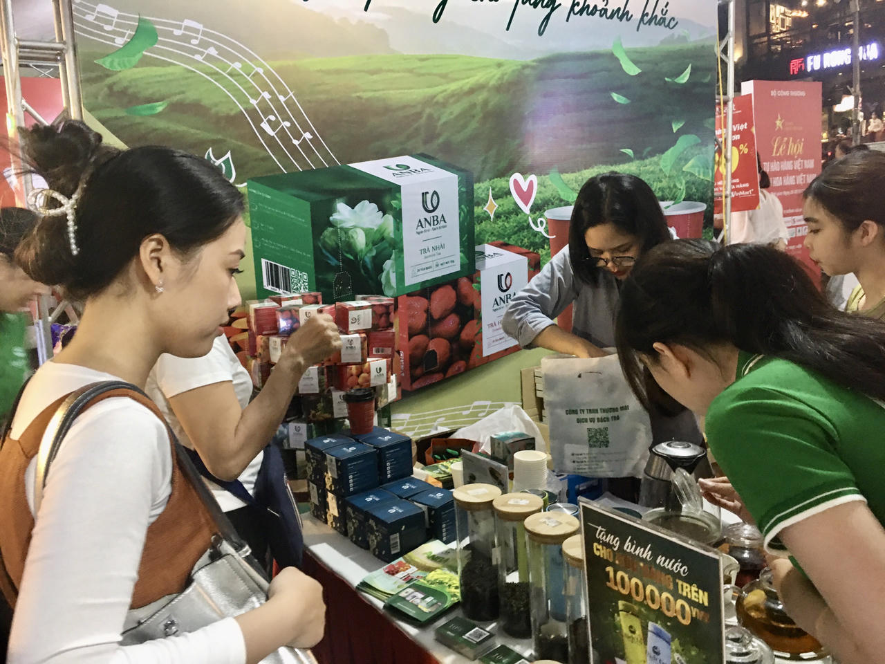 Lễ hội 'Tự hào hàng Việt Nam', 'Tinh hoa hàng Việt Nam' thu hút đông người dân, du khách