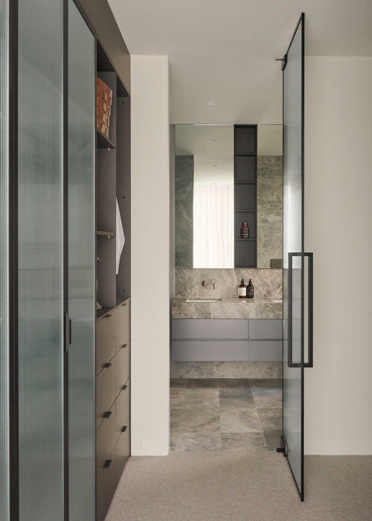 Mặt tiền bằng gạch cong tạo nét đẹp đương đại cho căn nhà phố