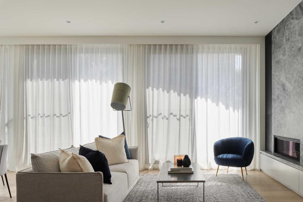 Mặt tiền bằng gạch cong tạo nét đẹp đương đại cho căn nhà phố