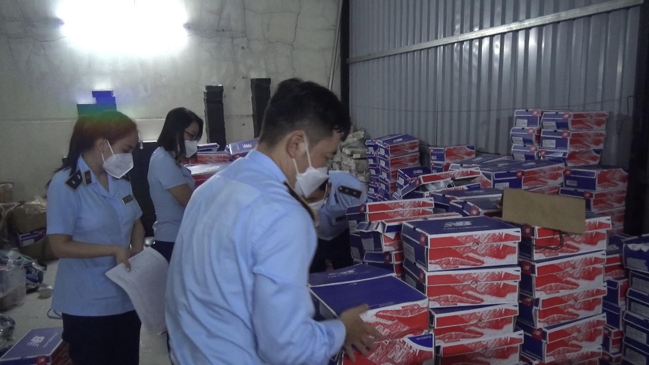 Sau Sài Gòn Square, quản lý thị trường tiếp tục truy quét được hàng nghìn sản phẩm giả tại TP HCM