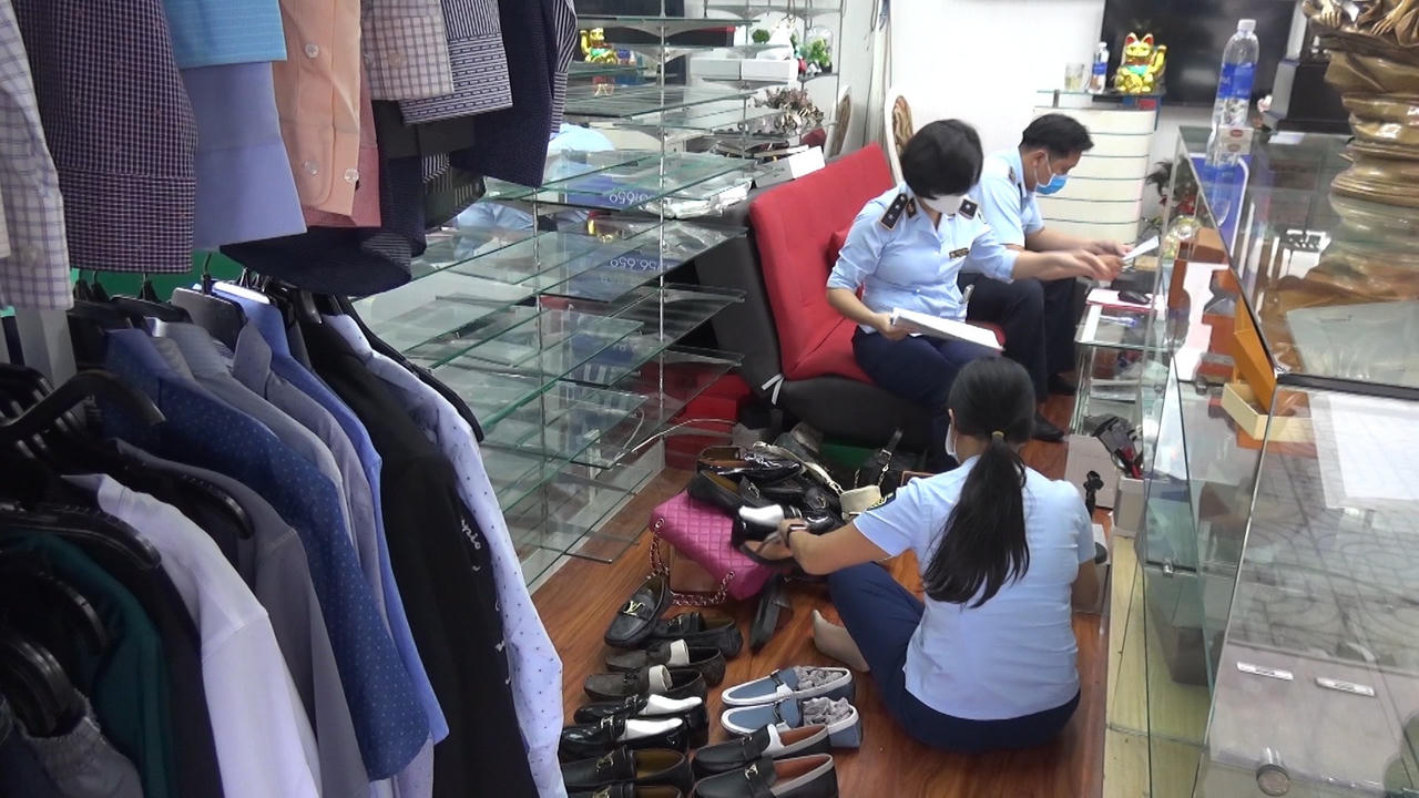 Sau Sài Gòn Square, quản lý thị trường tiếp tục truy quét được hàng nghìn sản phẩm giả tại TP HCM
