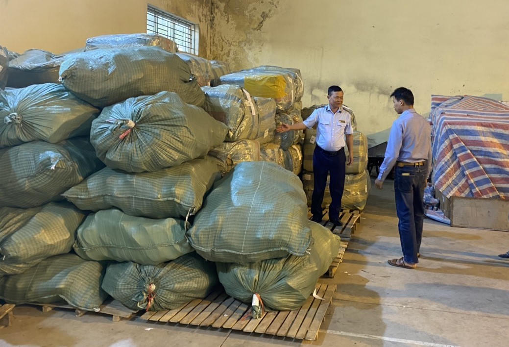 Phát hiện tổng sỉ hàng giả, bán online hàng nghìn sản phẩm