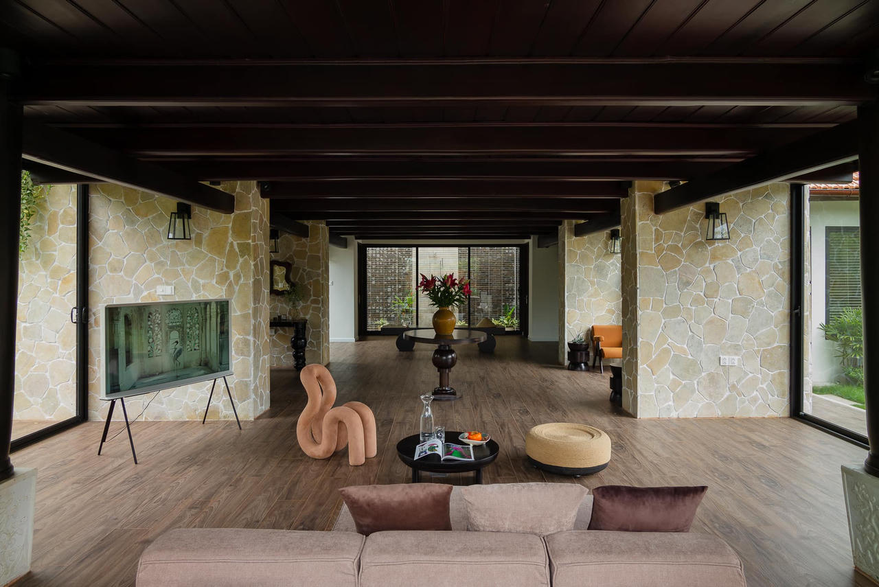 Ngỡ ngàng trước ngôi nhà sàn khi được cải tạo sau 18 năm bị “lãng quên”