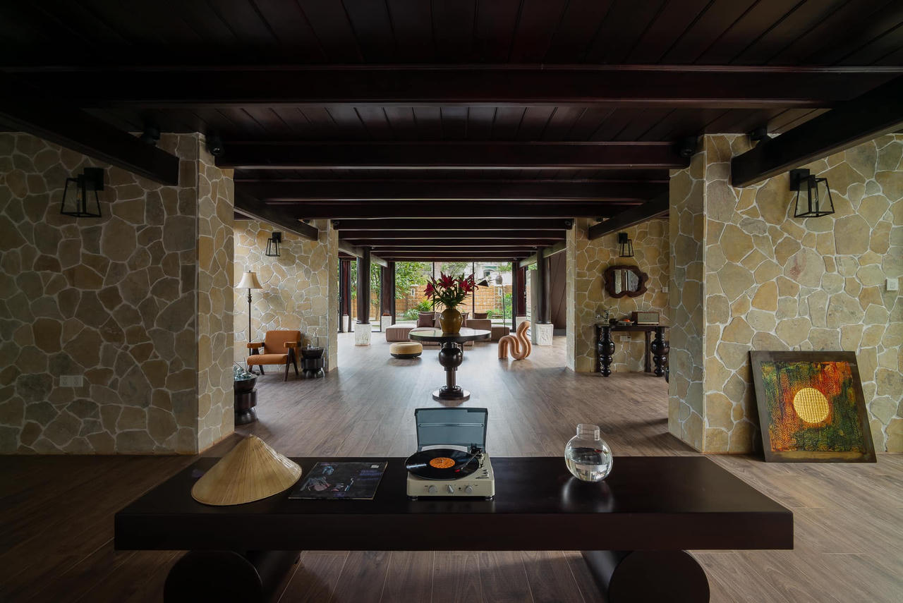 Ngỡ ngàng trước ngôi nhà sàn khi được cải tạo sau 18 năm bị “lãng quên”