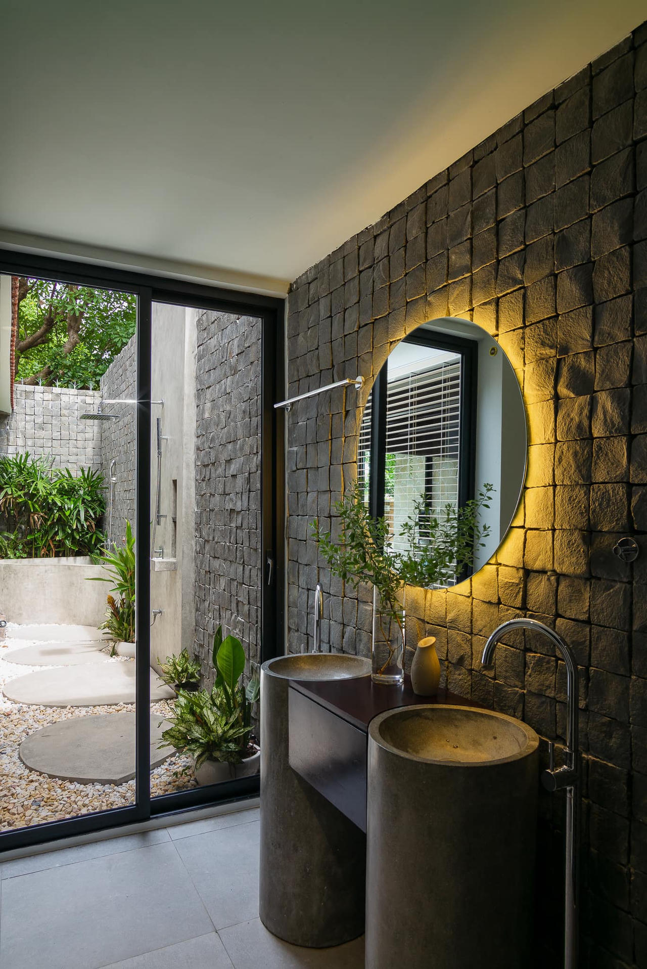 Ngỡ ngàng trước ngôi nhà sàn khi được cải tạo sau 18 năm bị “lãng quên”