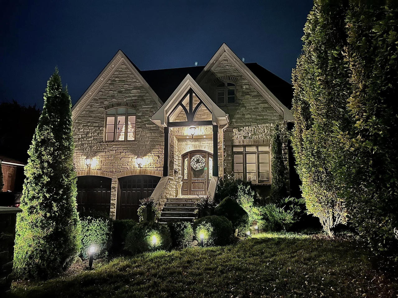 Chiêm ngưỡng ngôi nhà của vợ chồng người Việt tại thành phố đông dân và đắt đỏ bậc nhất Canada