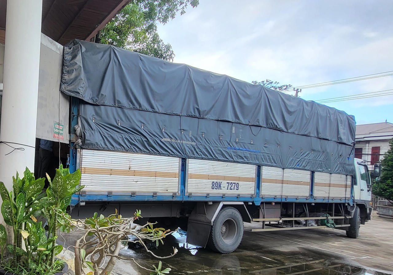 Tạm giữ lượng lớn quần áo trẻ em giả mạo nhãn hiệu