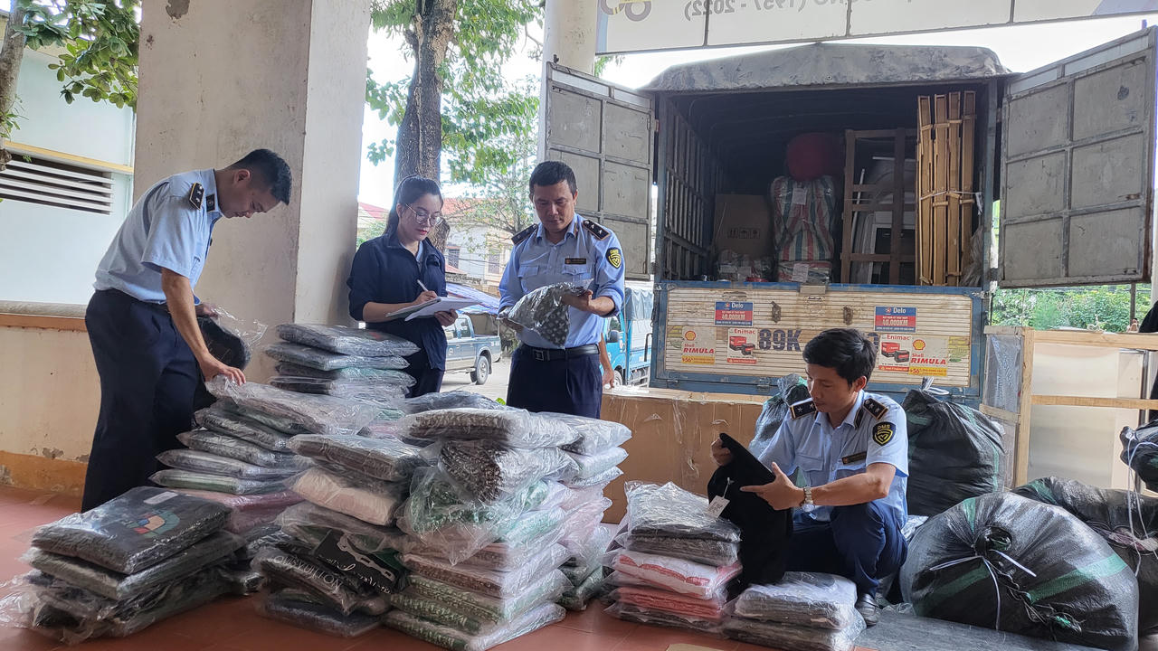 Tạm giữ lượng lớn quần áo trẻ em giả mạo nhãn hiệu