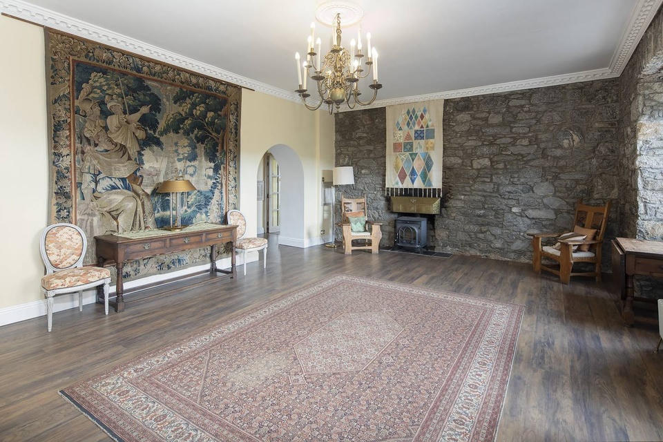 Tòa lâu đài gần 1.000 năm tuổi có giá 2,3 triệu USD