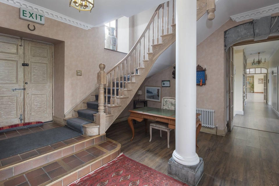 Tòa lâu đài gần 1.000 năm tuổi có giá 2,3 triệu USD