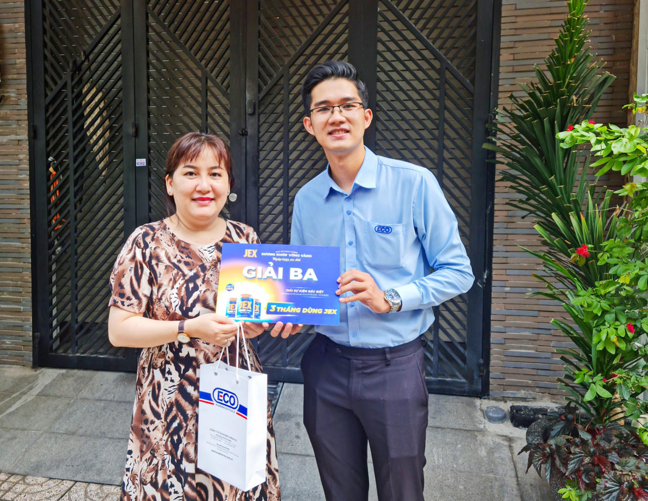 Niềm vui nhân đôi khi vừa hết đau khớp, vừa trúng giải thưởng