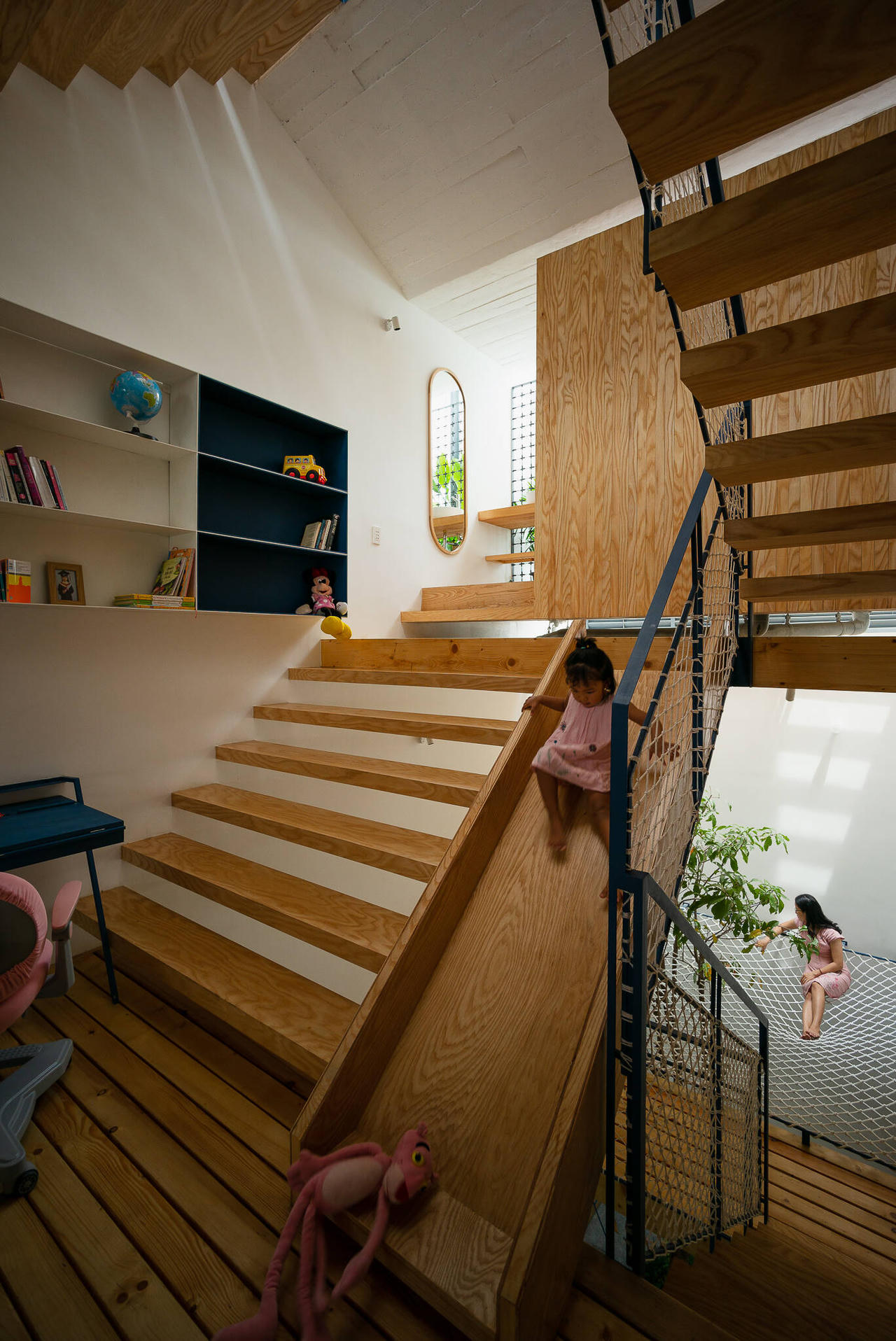 Ngôi nhà ống 5 tầng vỏn vẹn trong 40m2 thiết kế để hai con nhỏ thỏa sức sáng tạo 