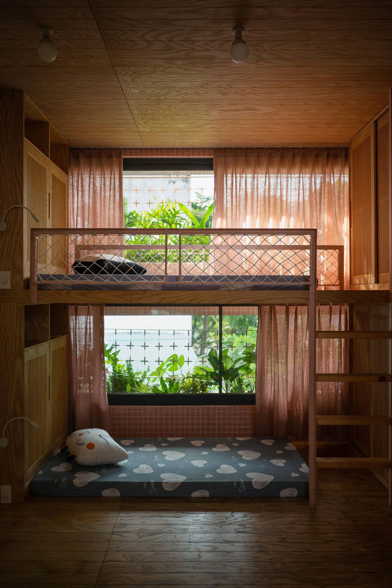 Ngôi nhà ống 5 tầng vỏn vẹn trong 40m2 thiết kế để hai con nhỏ thỏa sức sáng tạo 