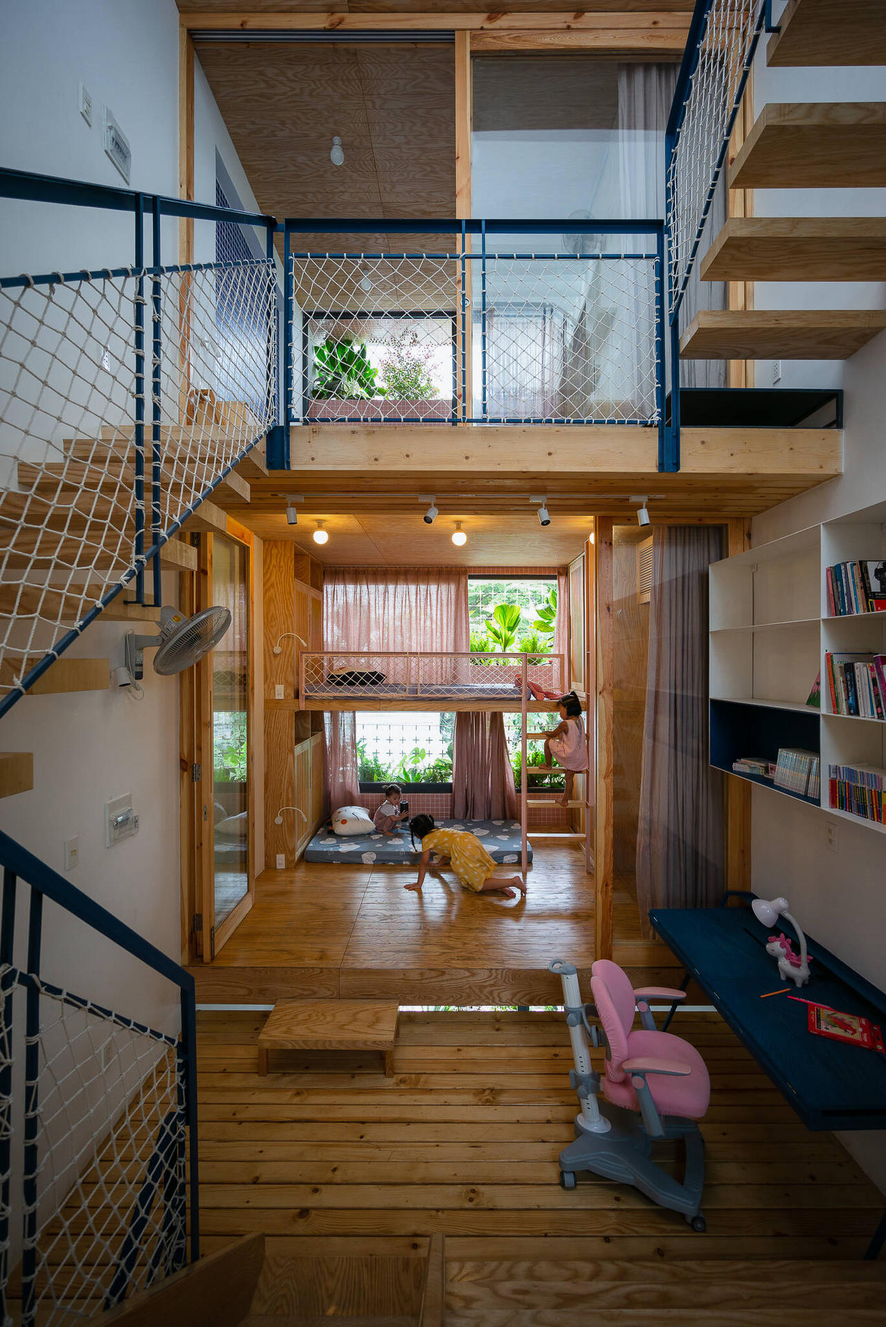 Ngôi nhà ống 5 tầng vỏn vẹn trong 40m2 thiết kế để hai con nhỏ thỏa sức sáng tạo 