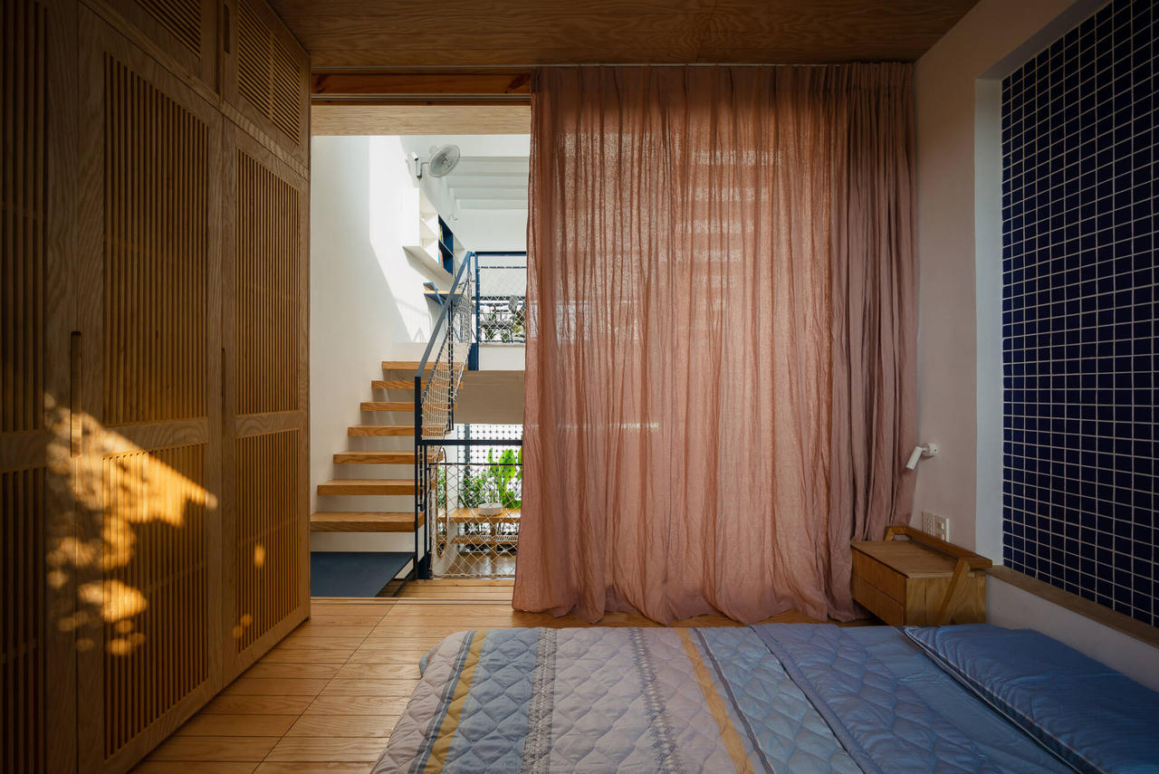 Ngôi nhà ống 5 tầng vỏn vẹn trong 40m2 thiết kế để hai con nhỏ thỏa sức sáng tạo 