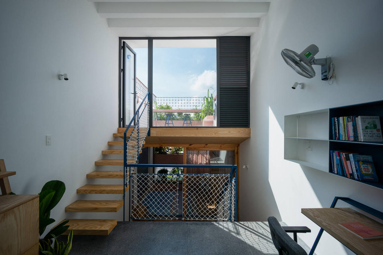 Ngôi nhà ống 5 tầng vỏn vẹn trong 40m2 thiết kế để hai con nhỏ thỏa sức sáng tạo 