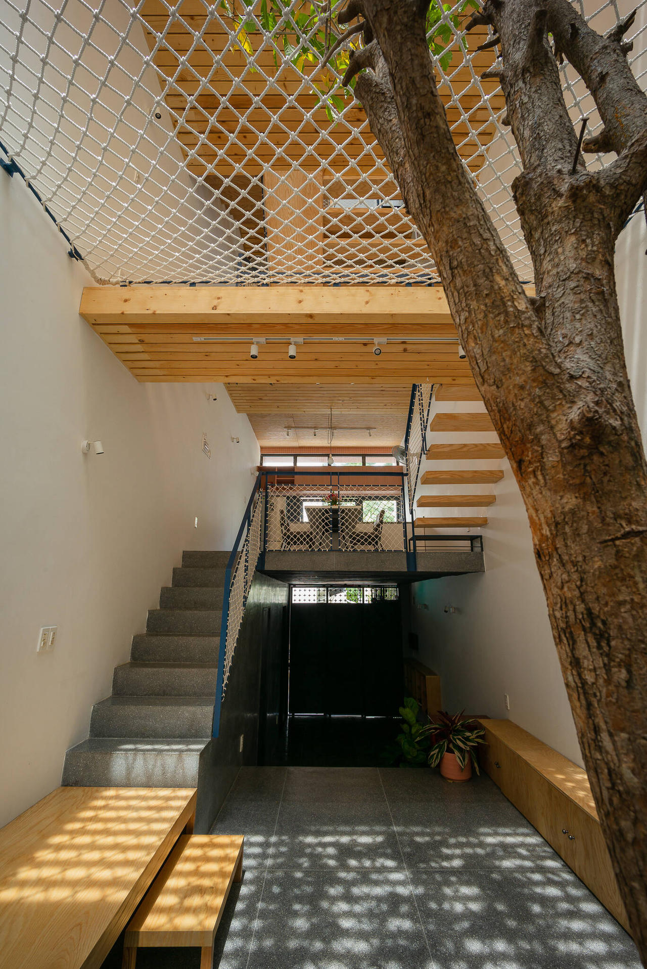 Ngôi nhà ống 5 tầng vỏn vẹn trong 40m2 thiết kế để hai con nhỏ thỏa sức sáng tạo 