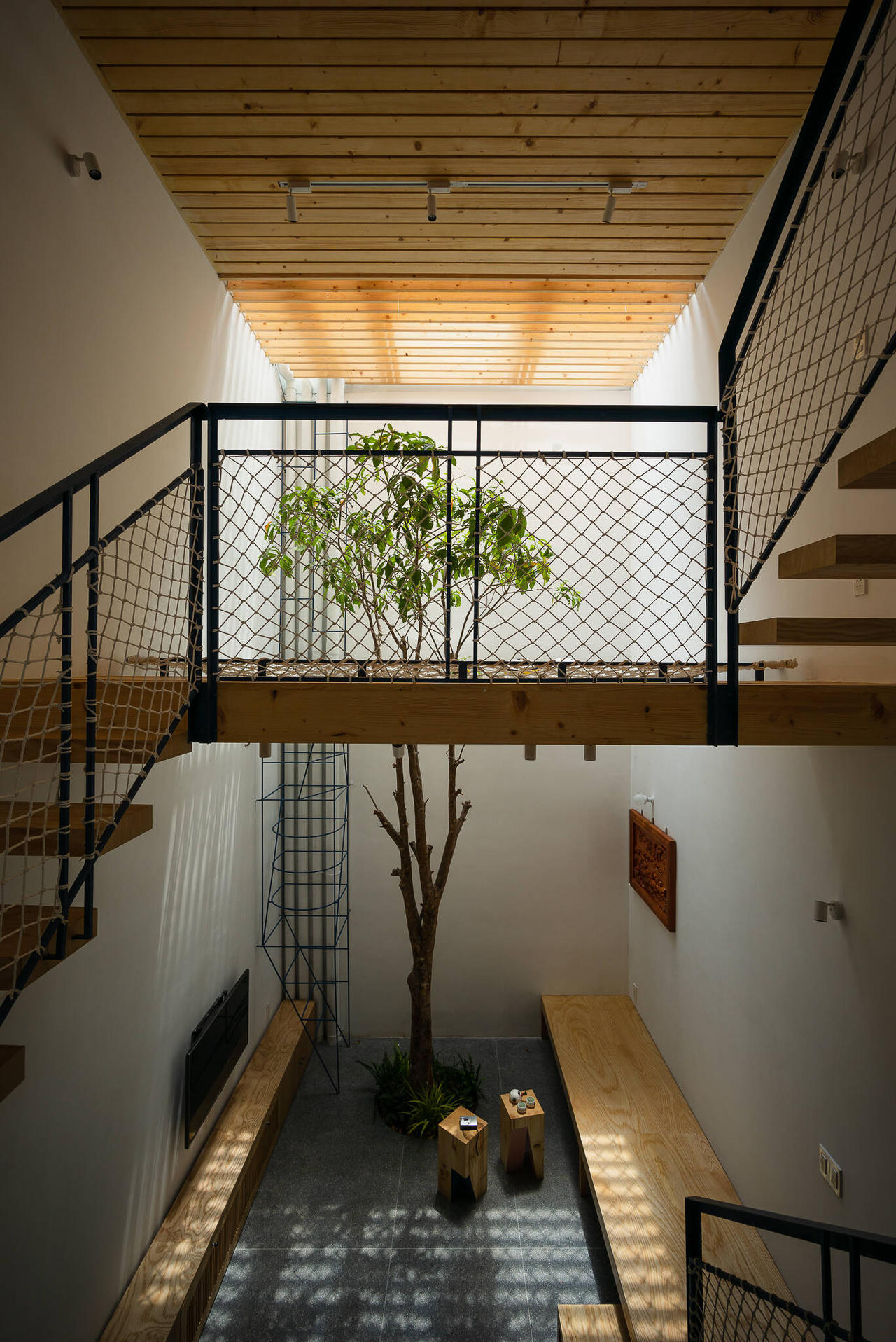 Ngôi nhà ống 5 tầng vỏn vẹn trong 40m2 thiết kế để hai con nhỏ thỏa sức sáng tạo 