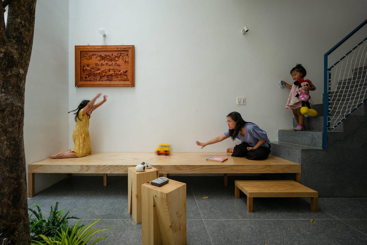 Ngôi nhà ống 5 tầng vỏn vẹn trong 40m2 thiết kế để hai con nhỏ thỏa sức sáng tạo 