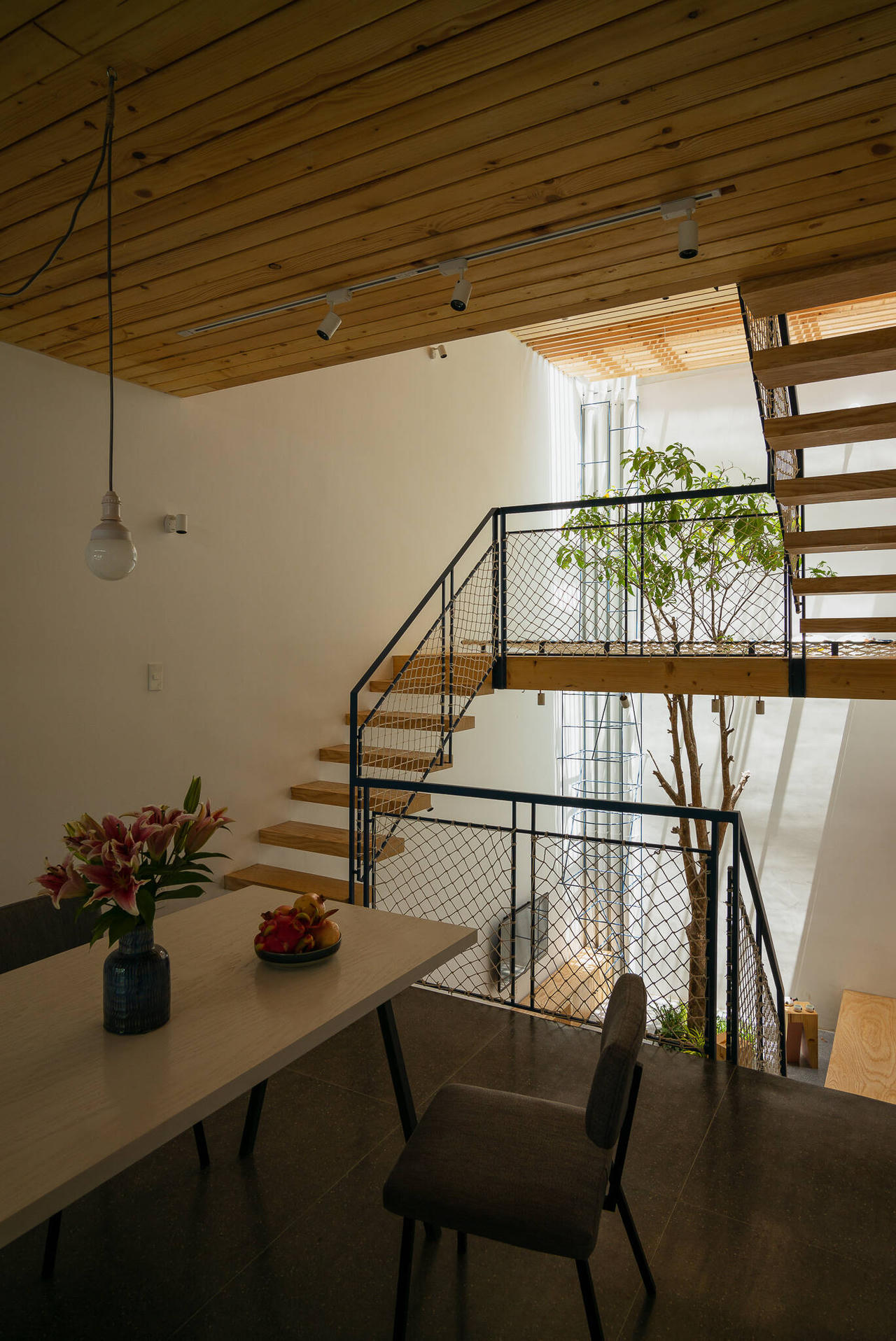 Ngôi nhà ống 5 tầng vỏn vẹn trong 40m2 thiết kế để hai con nhỏ thỏa sức sáng tạo 