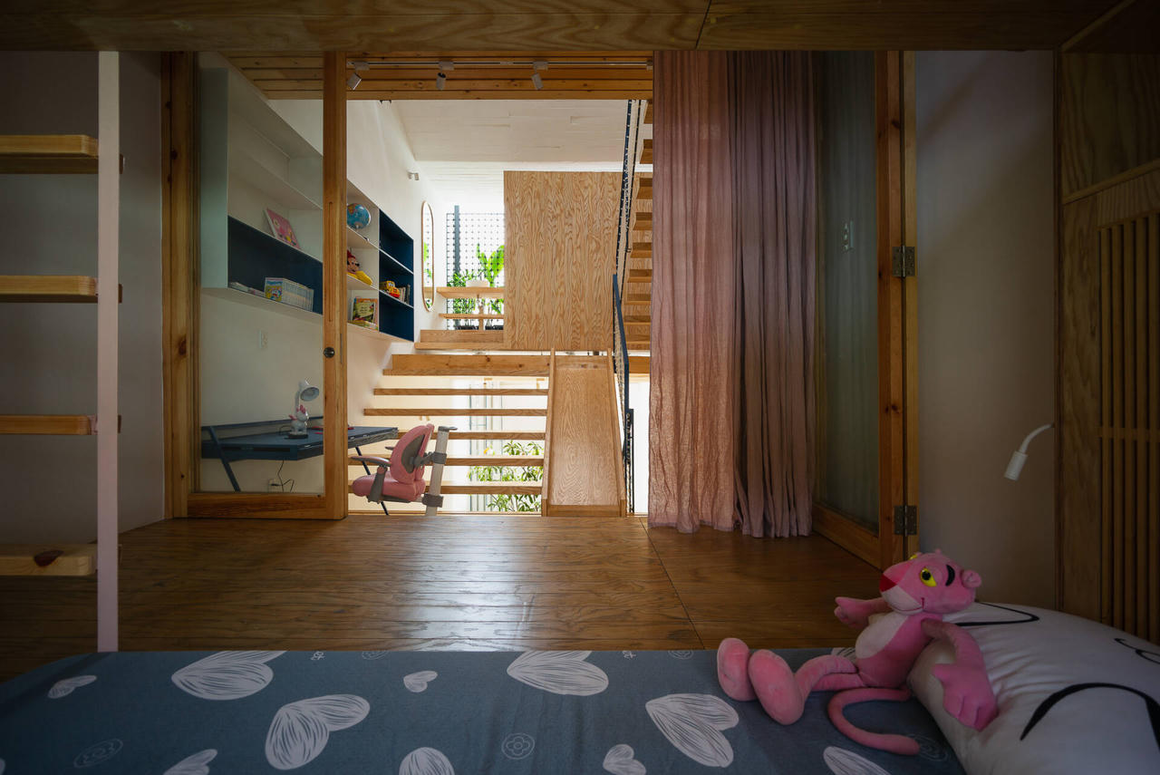 Ngôi nhà ống 5 tầng vỏn vẹn trong 40m2 thiết kế để hai con nhỏ thỏa sức sáng tạo 