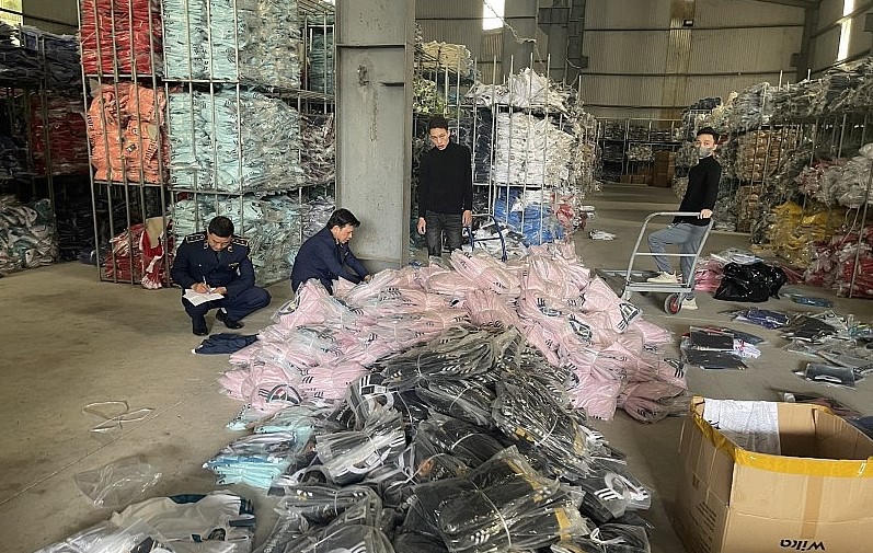 Lợi dụng World Cup, kinh doanh gần 30.000 bộ thể thao giả mạo nhãn hiệu trên Facebook, zalo