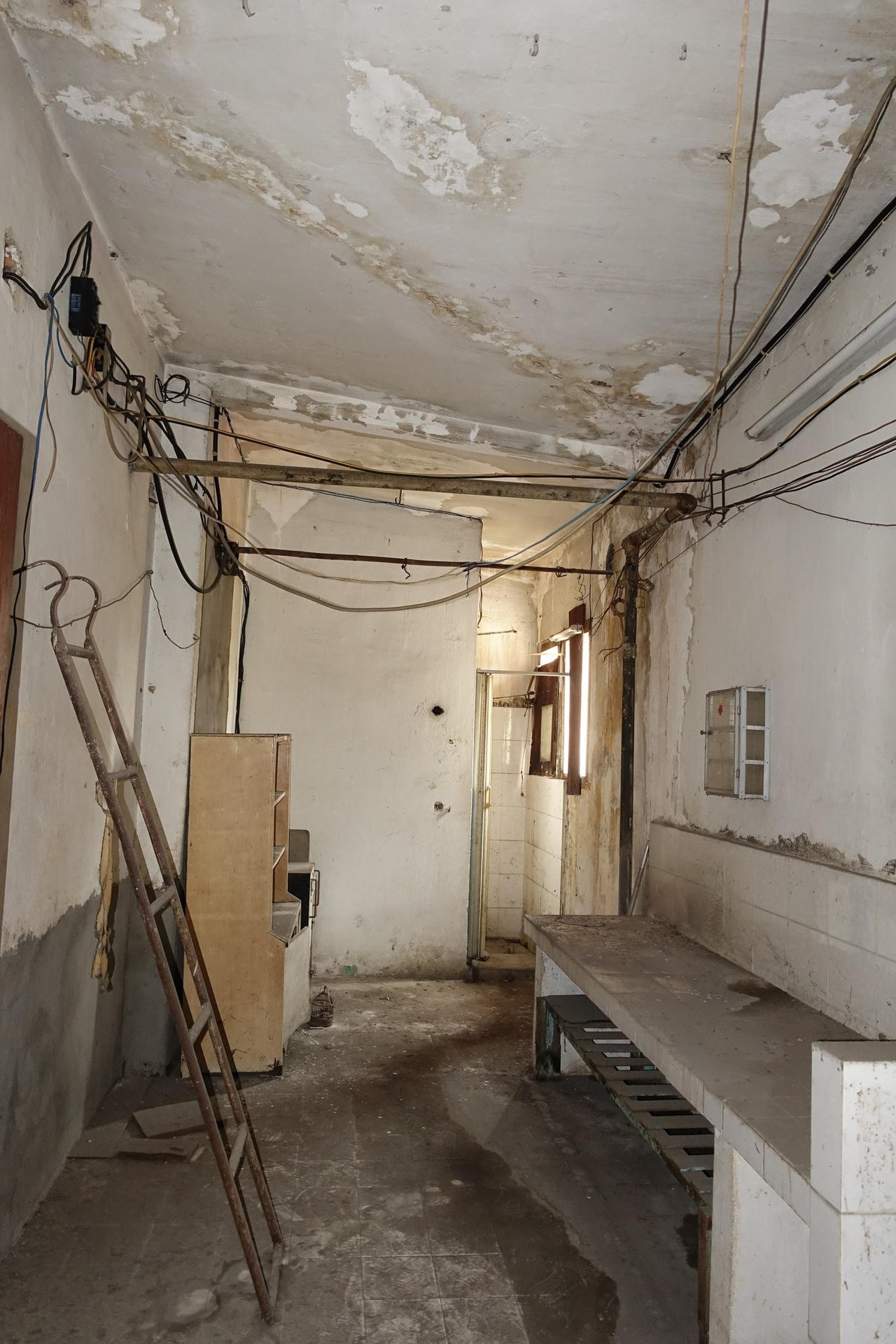 Chi 600 triệu cải tạo căn hộ chung cư cũ bị bỏ quên theo phong cách ‘loang lổ’