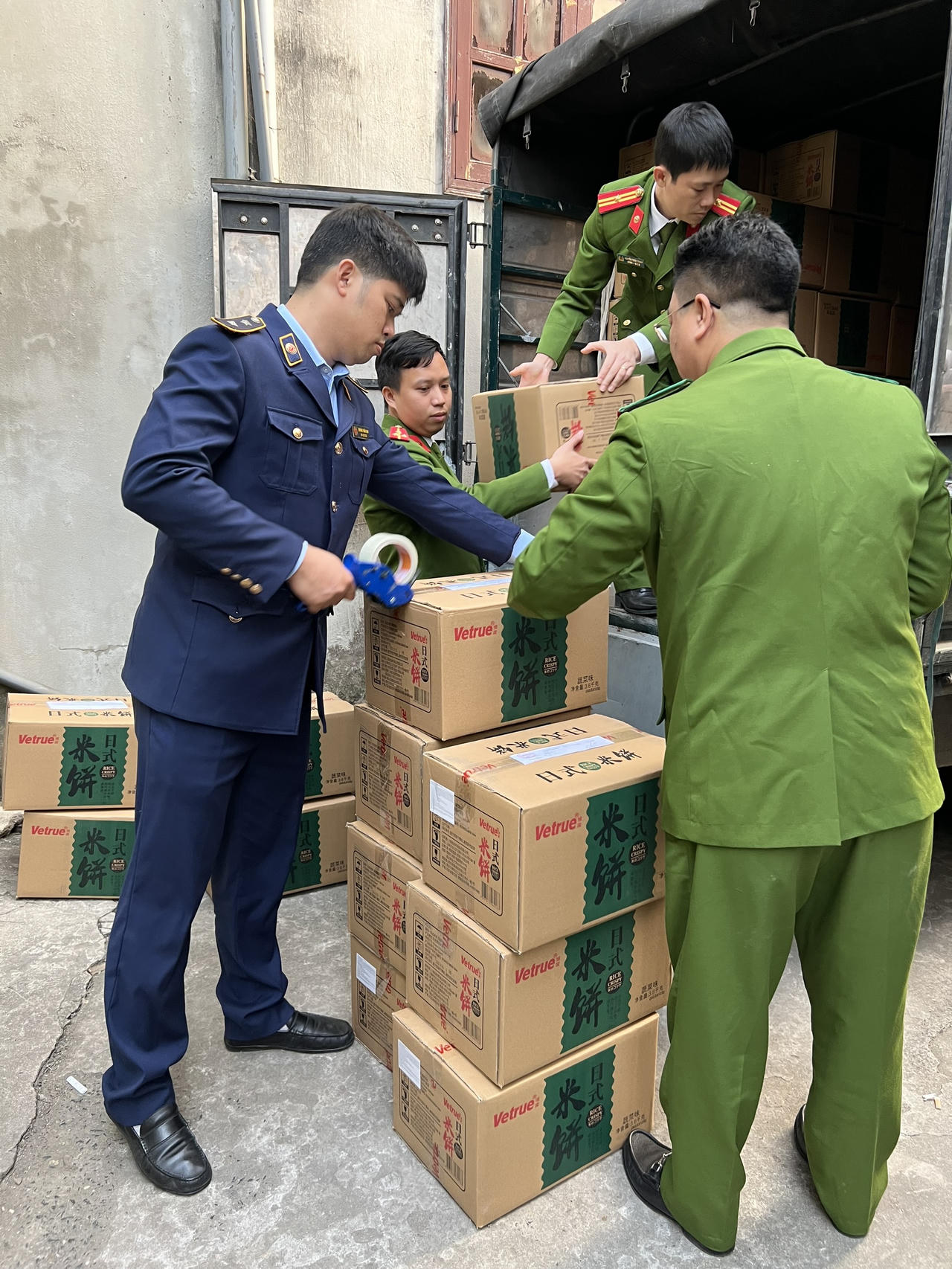 Phát hiện cơ sở sản xuất bánh gạo giả mạo nhãn hiệu Vetrue của Nhật Bản