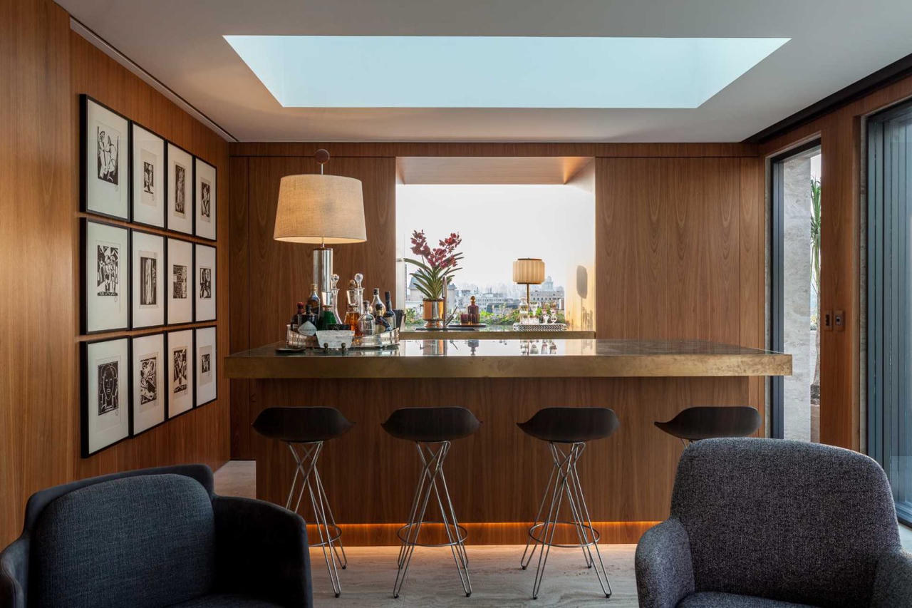 Giá sách treo tường với đèn LED chiếu sáng tạo “nét” cho căn hộ hiện đại