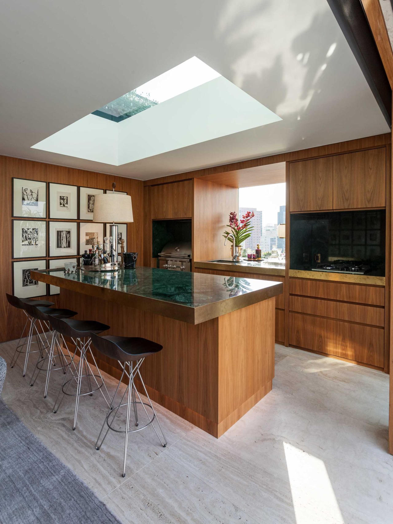 Giá sách treo tường với đèn LED chiếu sáng tạo “nét” cho căn hộ hiện đại