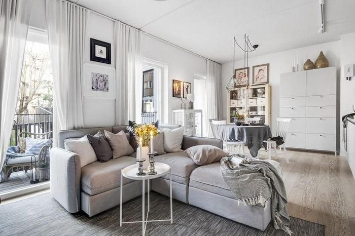 Căn hộ ấn tượng với ban công nối từ phòng khách sang phòng ngủ