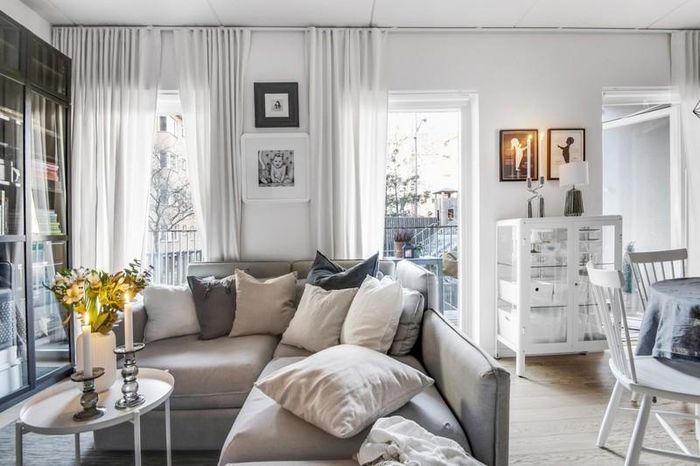 Căn hộ ấn tượng với ban công nối từ phòng khách sang phòng ngủ