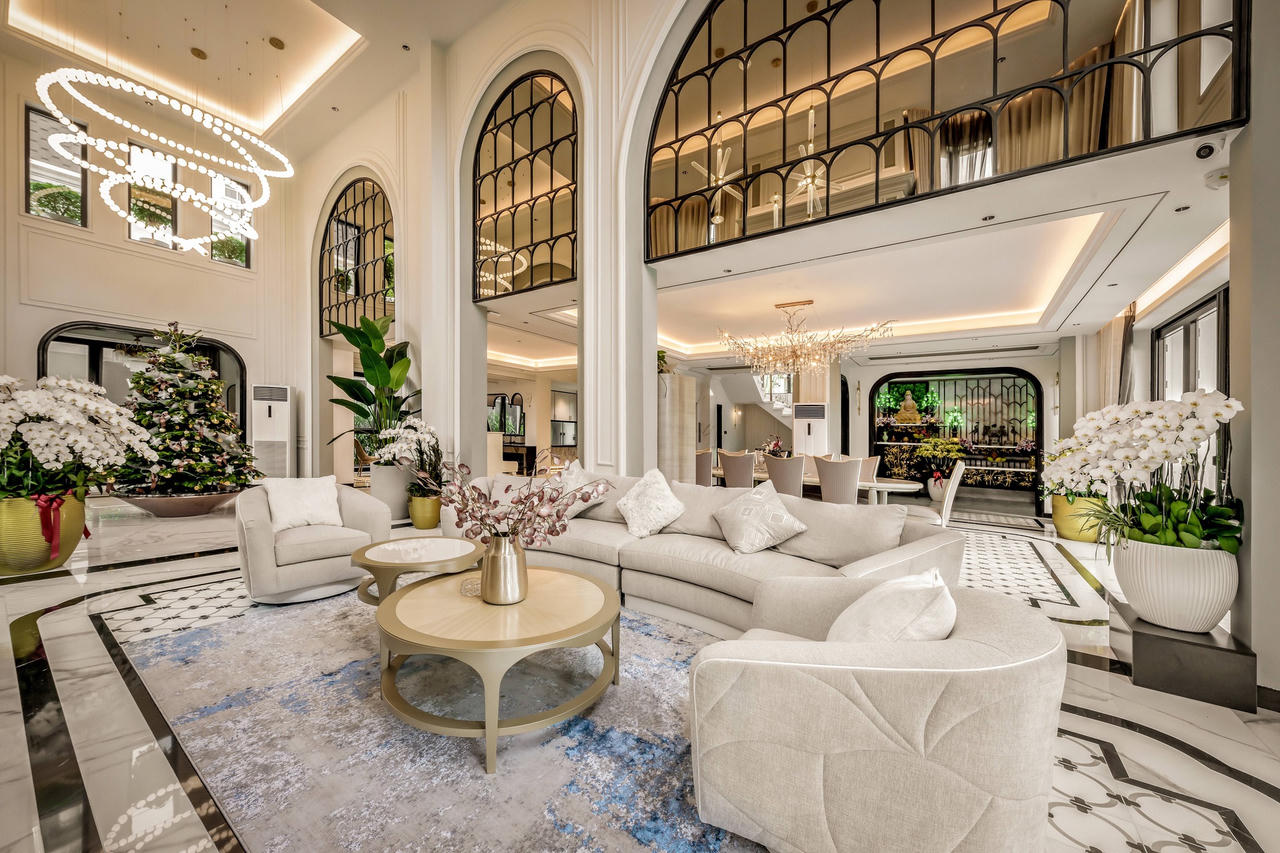 Mang phong cách Neo Classic vào căn villa rộng hơn 1000m2 giữa trung tâm Sài Gòn