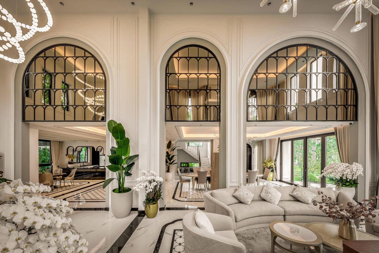 Mang phong cách Neo Classic vào căn villa rộng hơn 1000m2 giữa trung tâm Sài Gòn