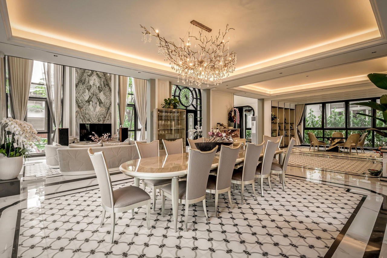Mang phong cách Neo Classic vào căn villa rộng hơn 1000m2 giữa trung tâm Sài Gòn